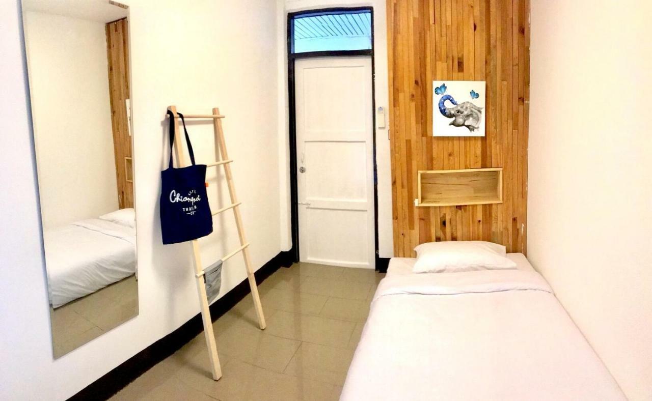 Cozy By Funwahn Bed and Breakfast Chiang Mai Exteriör bild